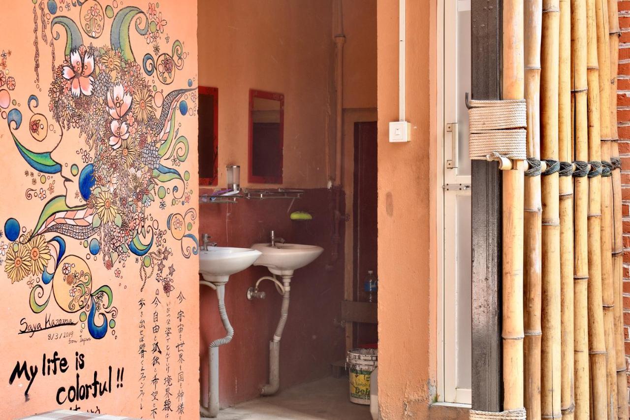 Happy Donkey Hostel Катманду Экстерьер фото